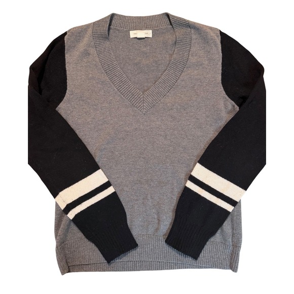 TREASUREBOND Sweaters - TREASUREBOND Women's Sweater Gray Black Stripe‎ V Neck Long Sleeve Size M